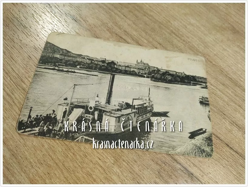 PRAHA, Pohled na Pražský hrad od přívozu i s parníkem