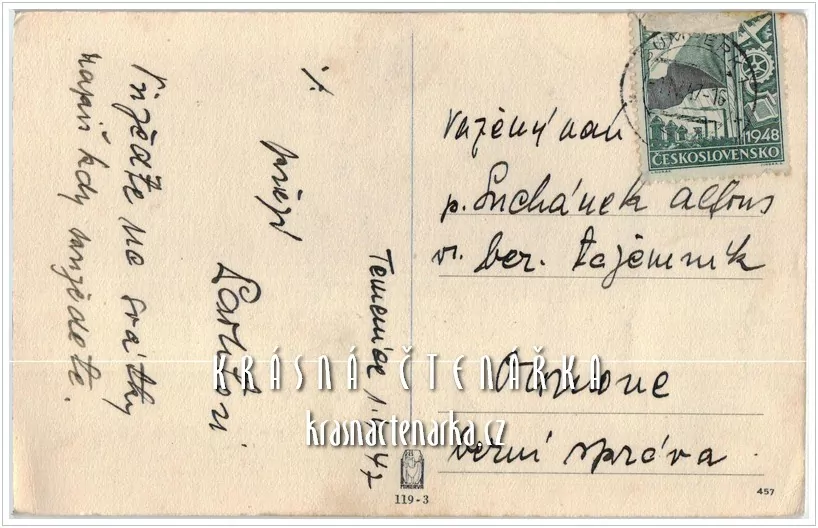 Přání VELIKONOČNÍ a děvčátko s rozbitým vajíčkem