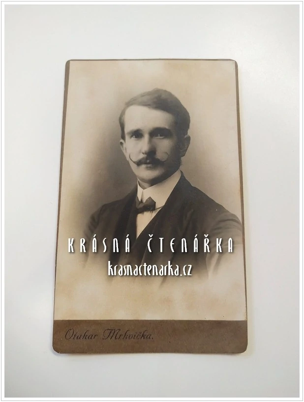 Fotografická vizitka: DŽENTLMEN (Atelier Otakar Mrkvička, Příbram)