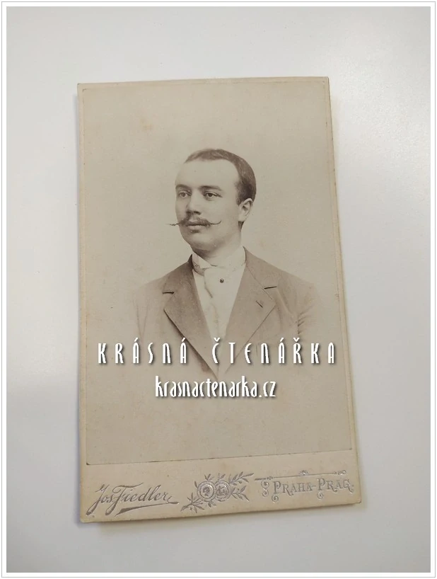 Fotografická vizitka: DŽENTLMEN (Atelier Josef Fiedler, Praha)