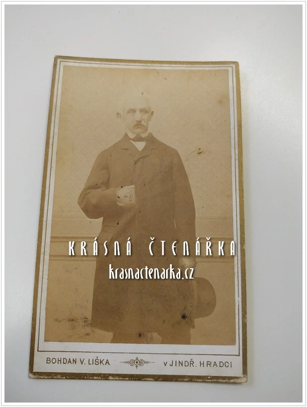 Fotografická vizitka: DŽENTLMEN v kabátku (Atelier Bohdan Václav Liška, Jindřichův Hradec)