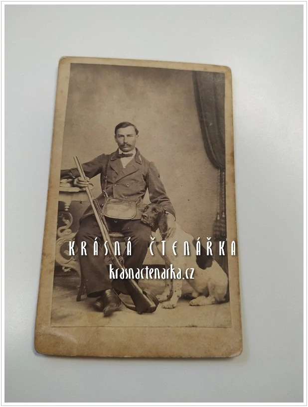 Fotografická vizitka: DŽENTLMEN MYSLIVEC se psem (Atelier Karel Brunner, Písek)