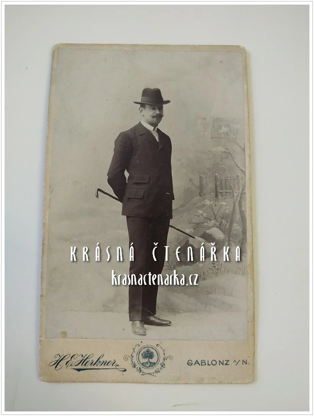 Fotografická vizitka: DŽENTLMEN (Atelier H. E. Herkner, Jablonec)