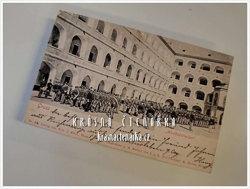 VOJENSKÁ, Shromáždění vojenské jednotky s hudbou na nádvoří kasáren