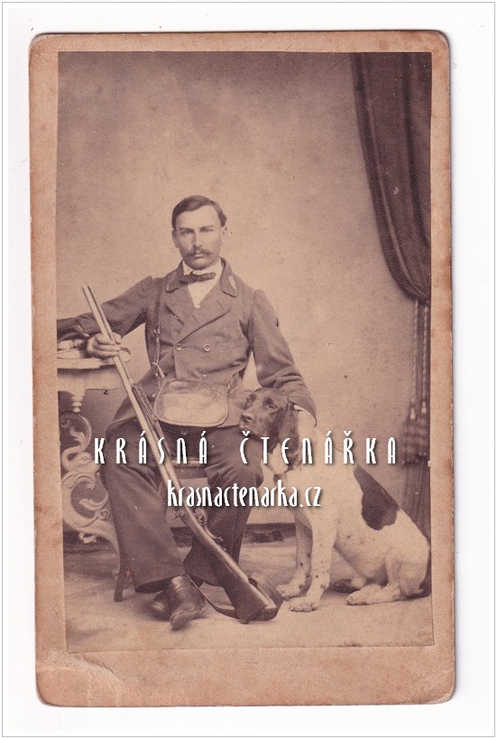 Fotografická vizitka: DŽENTLMEN MYSLIVEC se psem (Atelier Karel Brunner, Písek)