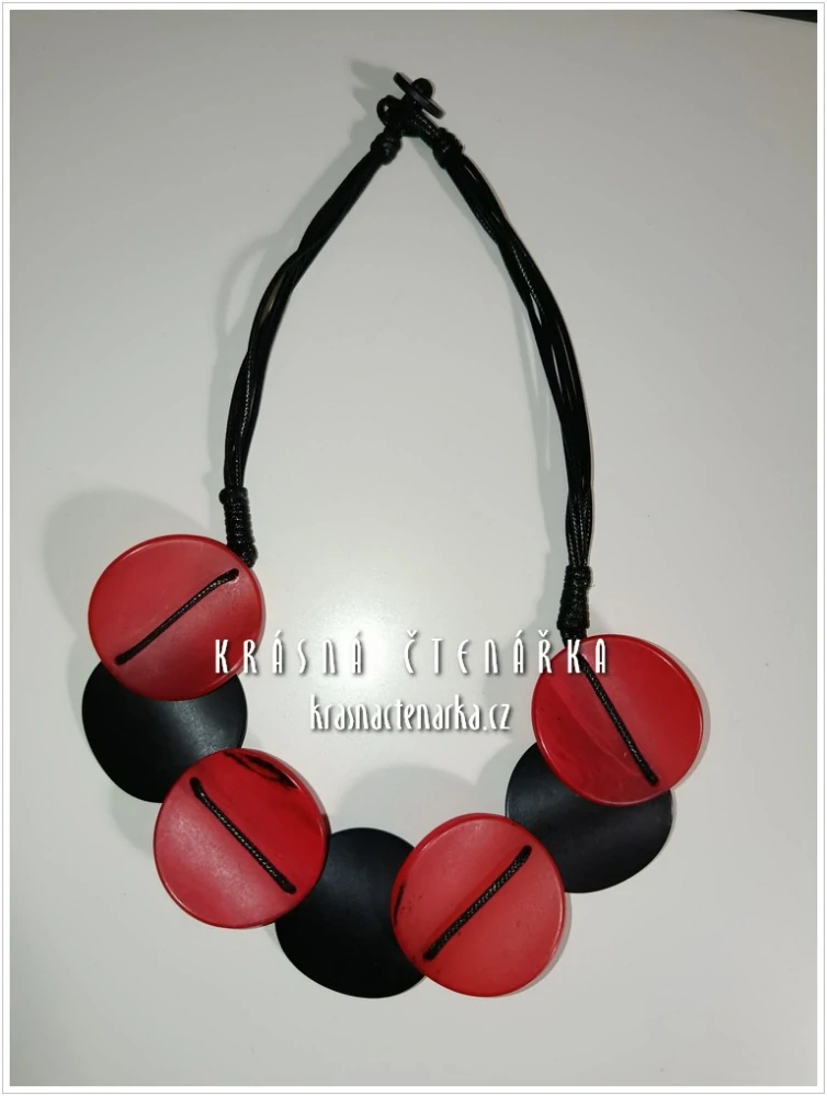 Výrazný náhrdelník s plastovými destičkami, červená a černá