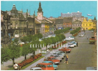 RAKOVNÍK, Husovo náměstí i s automobily