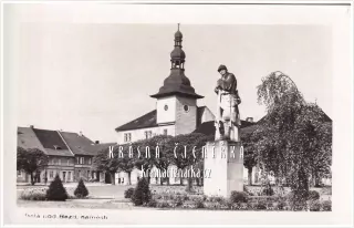 BĚLÁ POD BEZDĚZEM, Náměstí a pomník Na Stráž