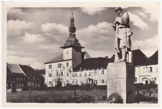 BĚLÁ POD BEZDĚZEM, Náměstí a pomník Na Stráž