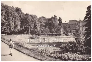 BĚLÁ POD BEZDĚZEM, Náměstí a pomník Na Stráž