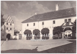 TŘEBOŇ, Svinenská brána a pivovar