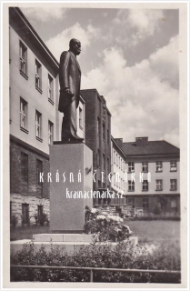 BRANDÝS NAD LABEM, Pedagogický institut s pomníkem T. G. Masaryka