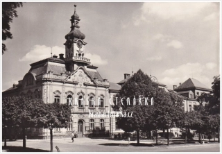 ČELÁKOVICE, Náměstí a radnice