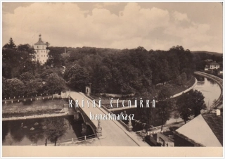 BŘEZNICE, Pohled na zámek a kamenný most