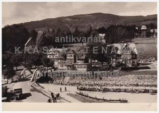 ŠPINDLERŮV MLÝN a turisté na lavičce