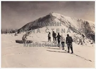 Hora SNĚŽKA i s lyžaři