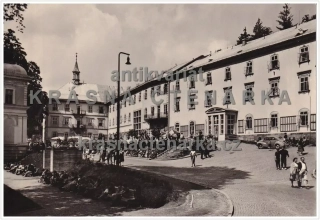 JANSKÉ LÁZNĚ, Náměstí a Lázeňský dům