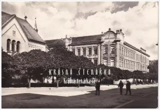 PEČKY, Základní škola