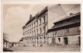 ZÁSMUKY, Základní škola