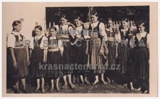 ŽENY V KROJÍCH (Dievčatá z Malej Kubry pri Trenčíně)