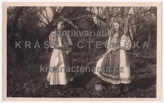 ŽENY V KROJÍCH (Žena a dievča z Vel. Lómu)