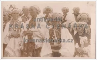 ŽENY V KROJÍCH (Ženy pred kostolom, Gemerská župa)