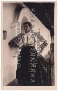 ŽENY V KROJÍCH (Žena z Piešťan)