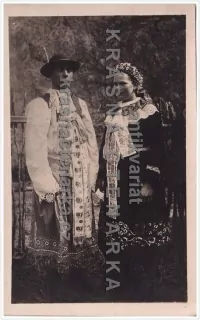 ŽENY V KROJÍCH (Mladý zať a mladucha z Rozbehov, Bratislavská župa)