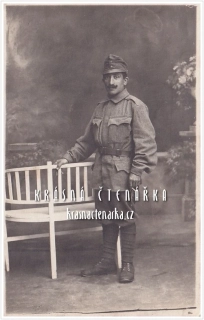 VOJENSKÁ (voják, ateliérová fotografie)
