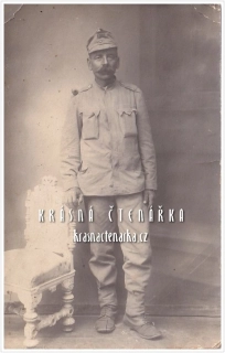 VOJENSKÁ (voják, ateliérová fotografie)