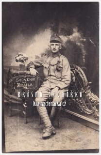VOJENSKÁ (voják, ateliérová fotografie)
