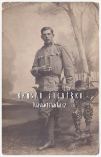 VOJENSKÁ (voják, ateliérová fotografie)