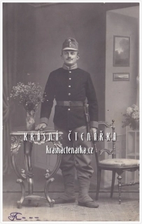 VOJENSKÁ (voják, ateliérová fotografie)