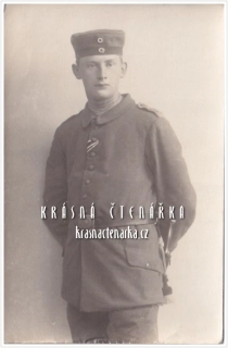 VOJENSKÁ (voják, ateliérová fotografie)
