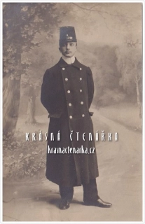 VOJENSKÁ (voják, ateliérová fotografie)