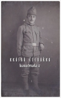 VOJENSKÁ (voják, ateliérová fotografie)