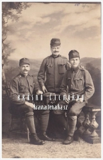 VOJENSKÁ (vojáci, ateliérová fotografie)