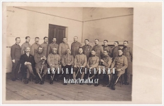 VOJENSKÁ (vojáci, fotografie v interiéru)