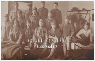 VOJENSKÁ (vojáci, fotografie v interiéru)