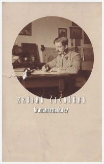 VOJENSKÁ (voják, fotografie v interiéru)