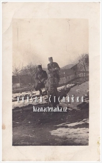 VOJENSKÁ (vojáci, fotografie venku)