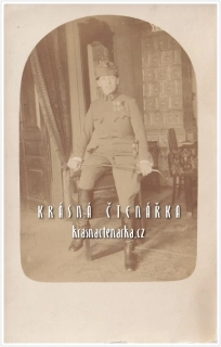 VOJENSKÁ (voják, fotografie v interiéru)