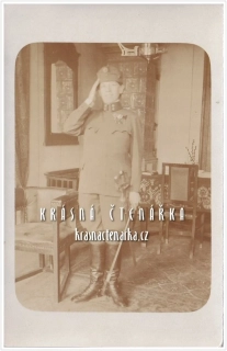 VOJENSKÁ (voják, fotografie v interiéru)