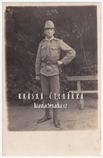 VOJENSKÁ (voják, fotografie venku)
