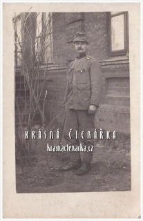 VOJENSKÁ (voják, fotografie venku)