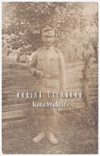 VOJENSKÁ (voják, fotografie venku)