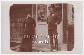 VOJENSKÁ (voják, fotografie venku)