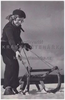 DÍVKA se sáňkami
