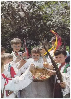 DĚTI v kroji na velikonočním přání