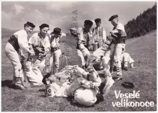 DĚTI v kroji na velikonočním přání (fot. Plicka Karel)